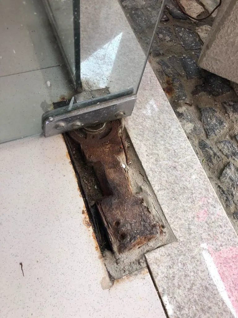 Mola de piso comum enferrujada